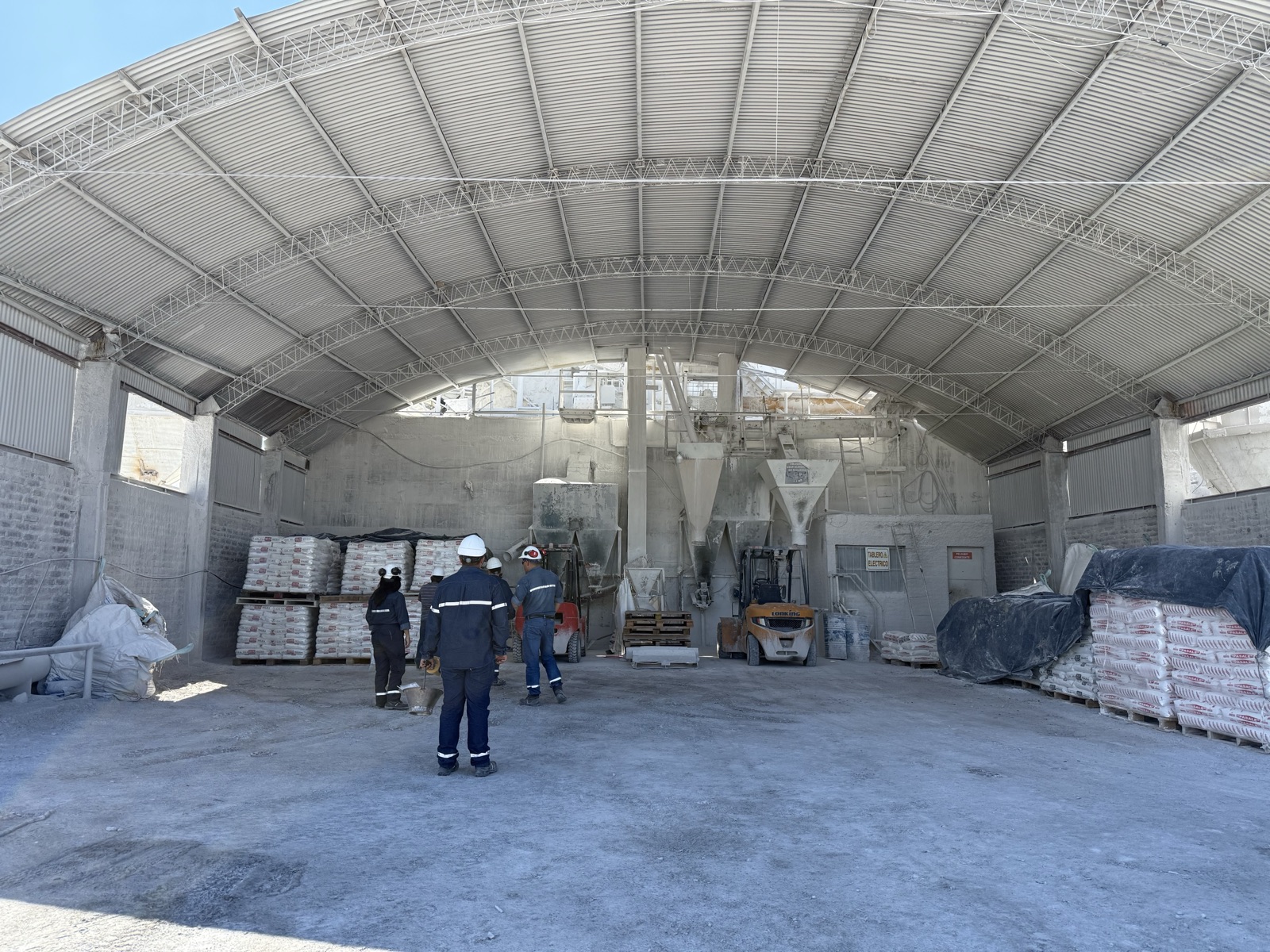 Interior del tinglado con operarios trabajando
