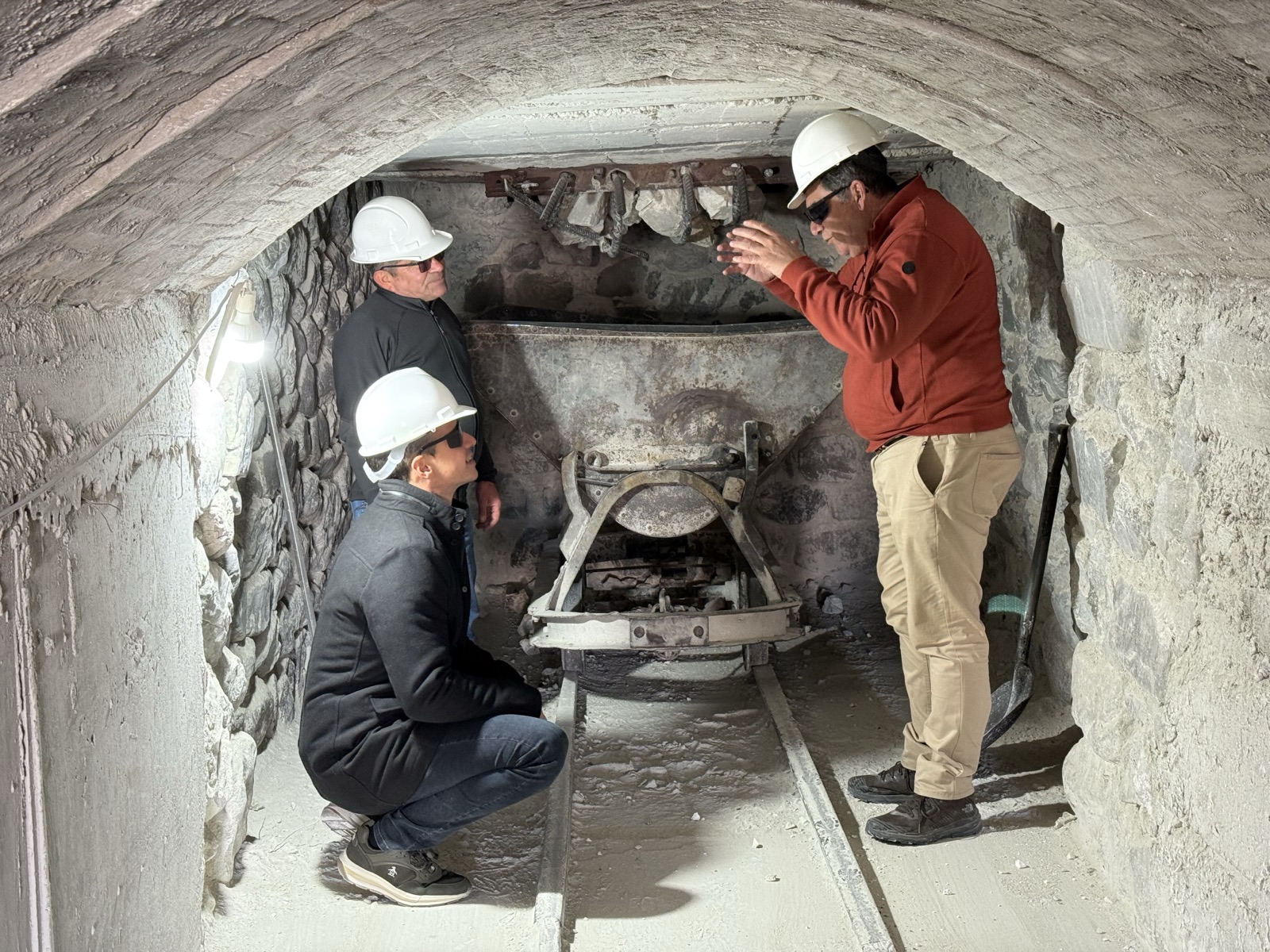 Operarios inspeccionando el horno criollo desde el interior